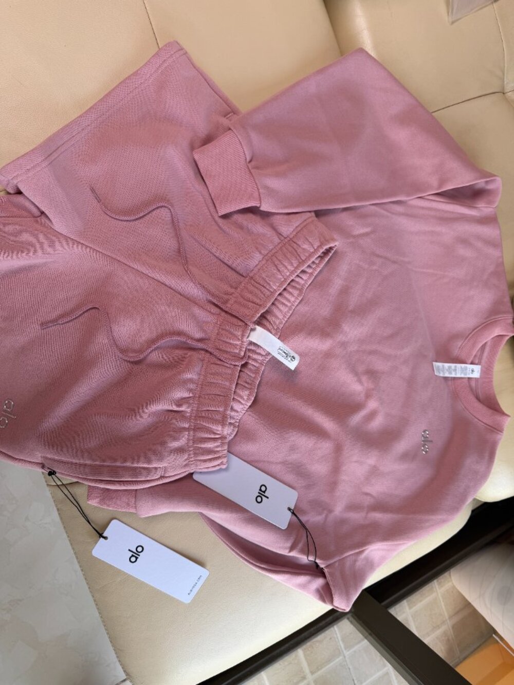 Alo Yoga Vintage Pink Accolade Crewneck & Shorts Set - Size S Brand New - Picture 3 of 3